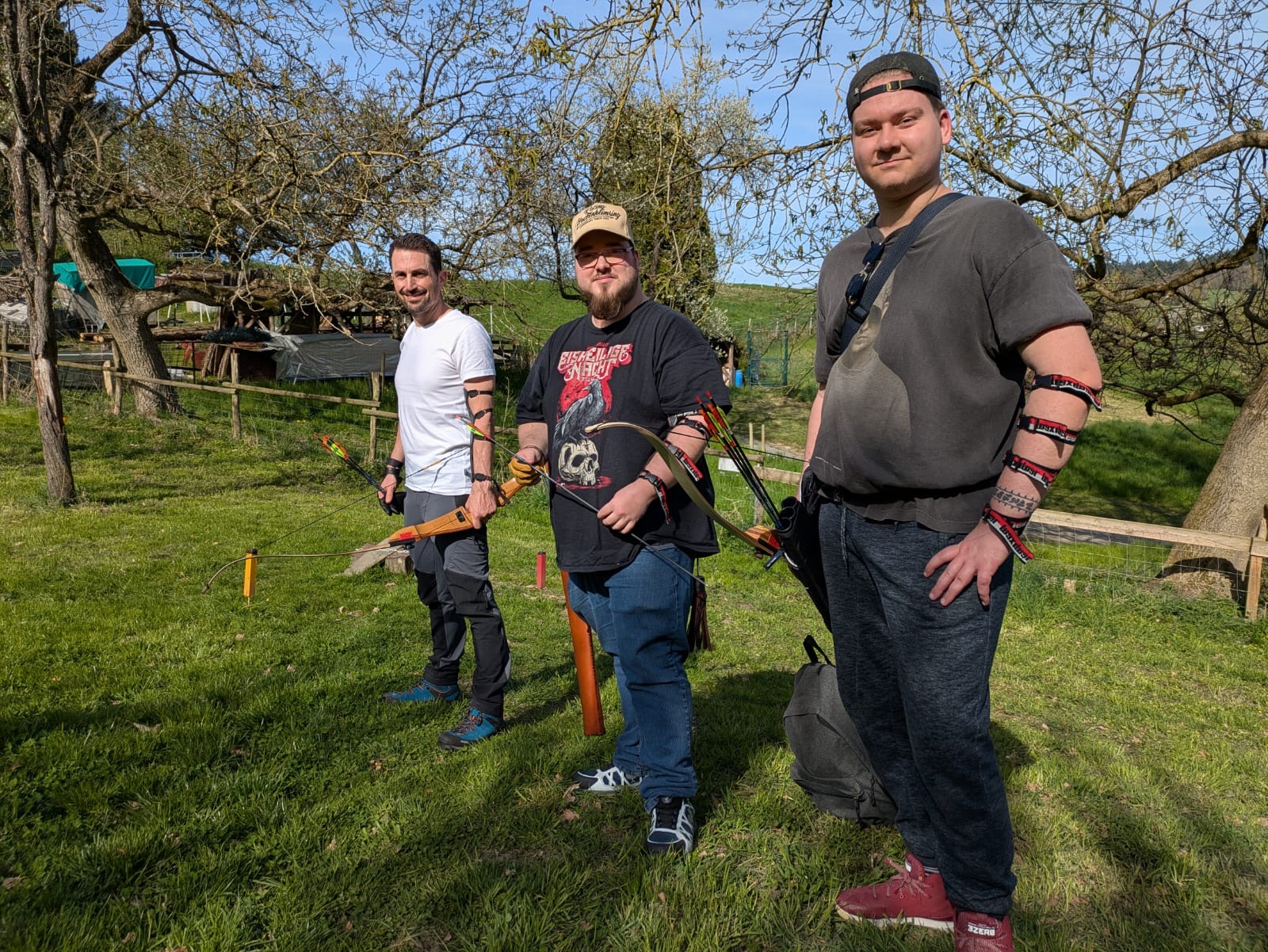 Eine Gruppe von Männern steht in einem Feld mit Pfeilen.