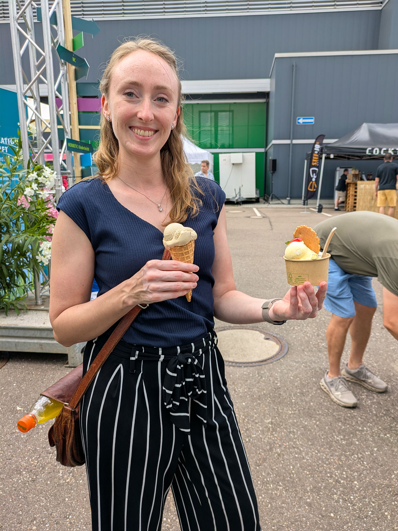 Ann-Kathrin hält Eis in der Hand.