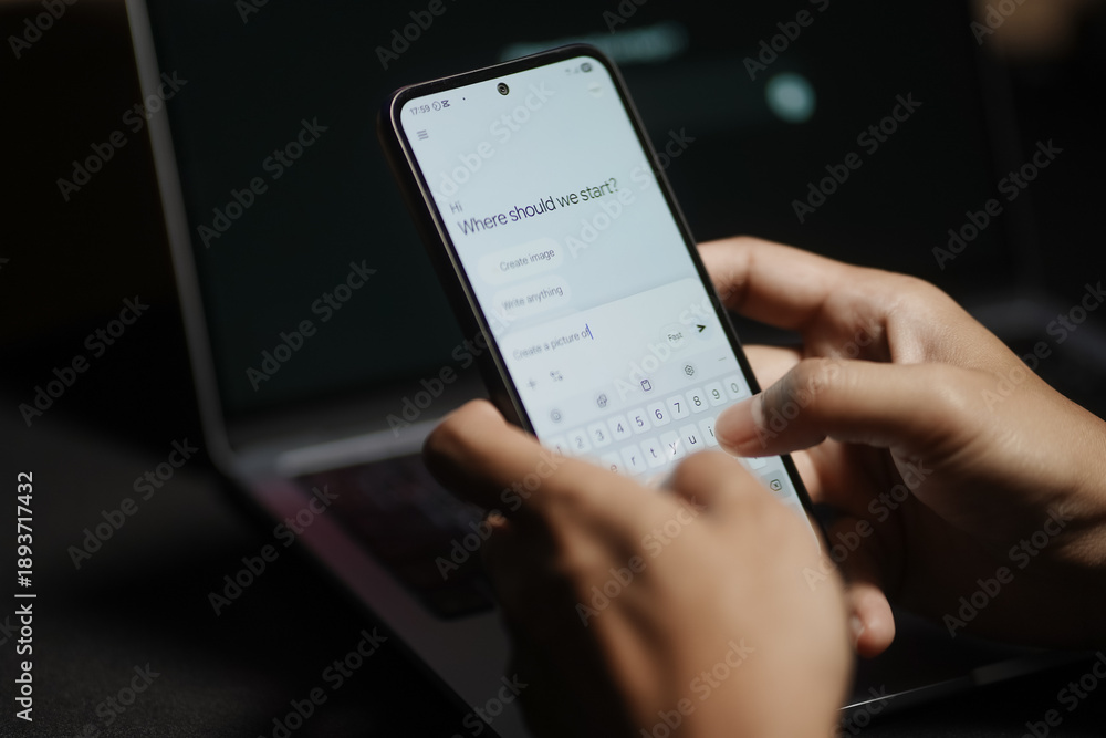 Eine Person hält ein Mobiltelefon.