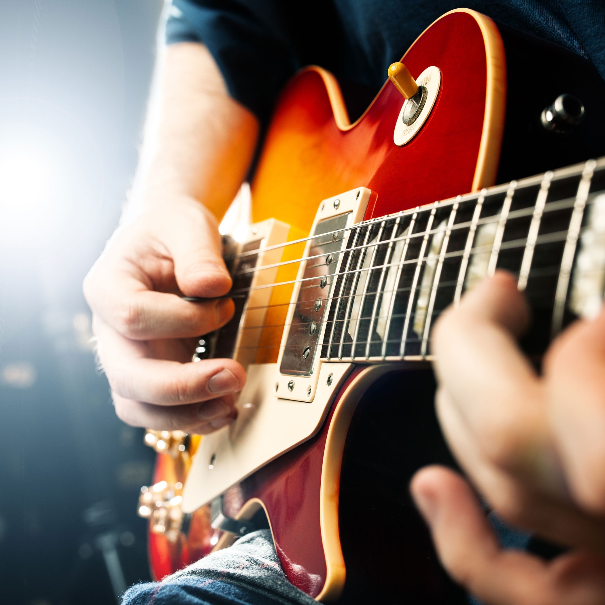 Eine Person spielt Gitarre.