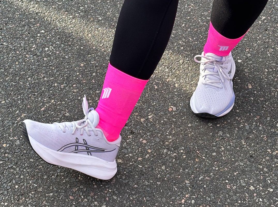 Leuchtend pinke Laufsocken