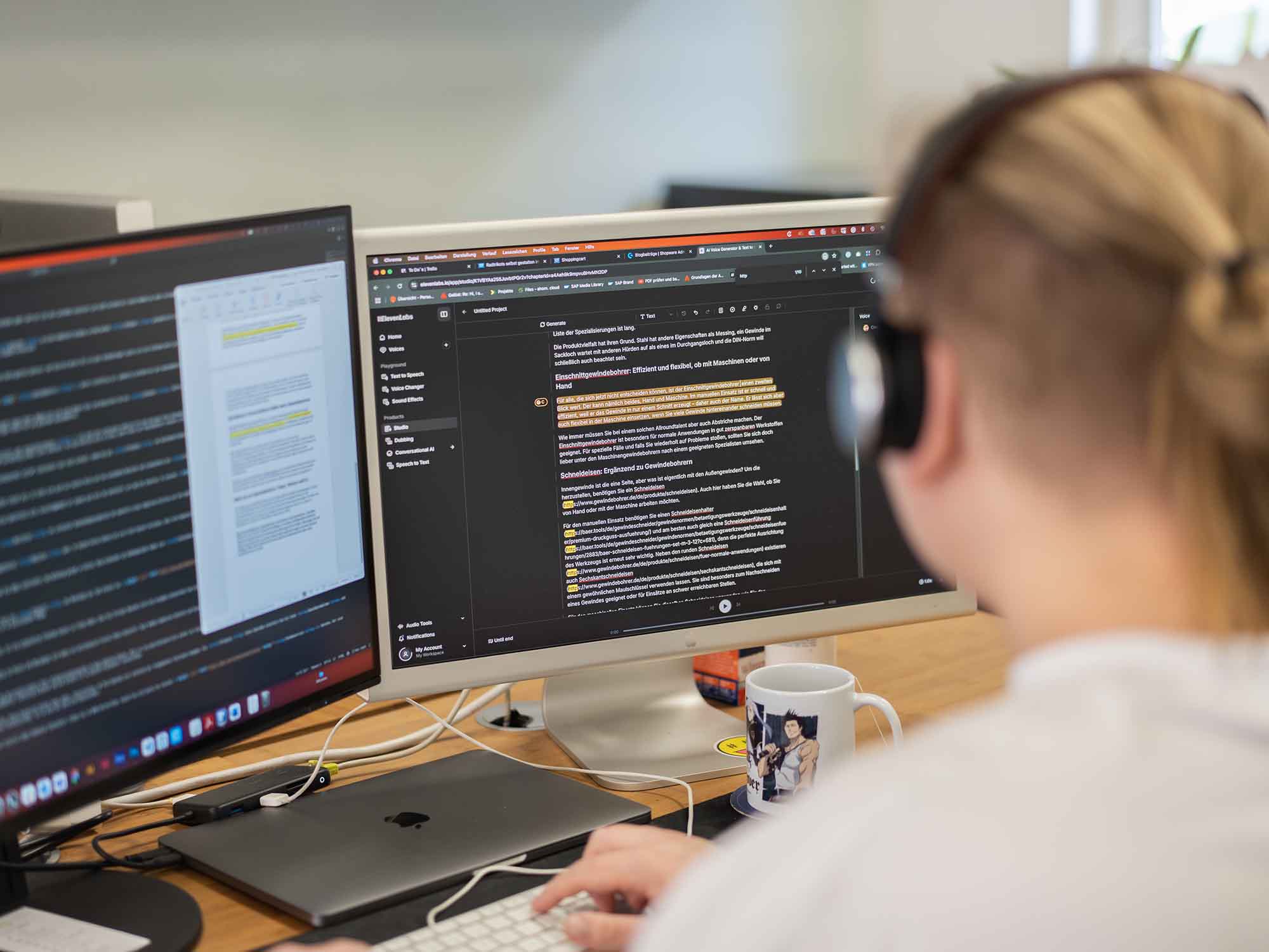 Leander arbeitet am Schreibtisch mit zwei Bildschirmen