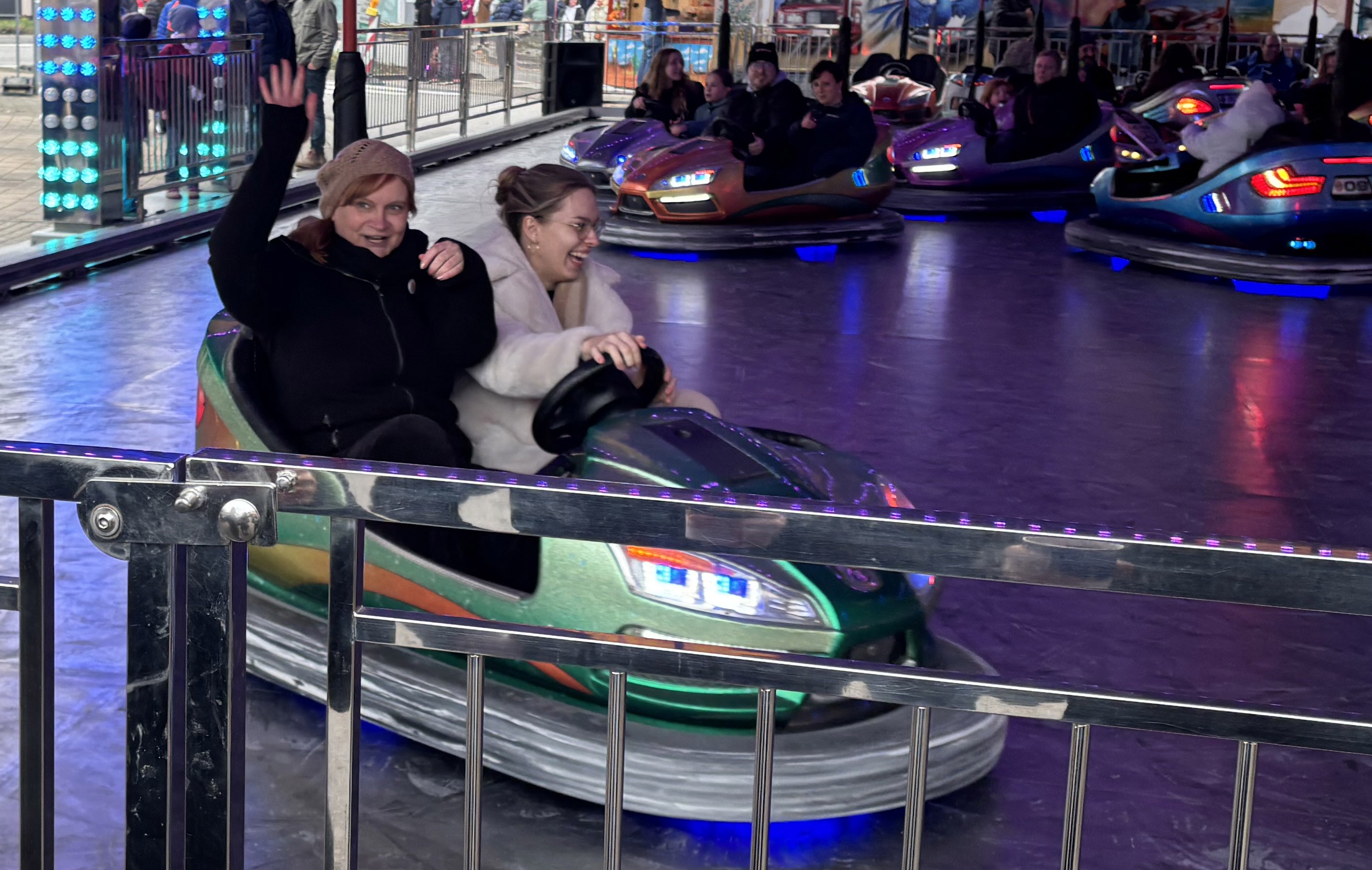 Acht ahorn.-Mitarbeitende machen gemeinsam ein Selfie auf dem Sauerkrautmarkt