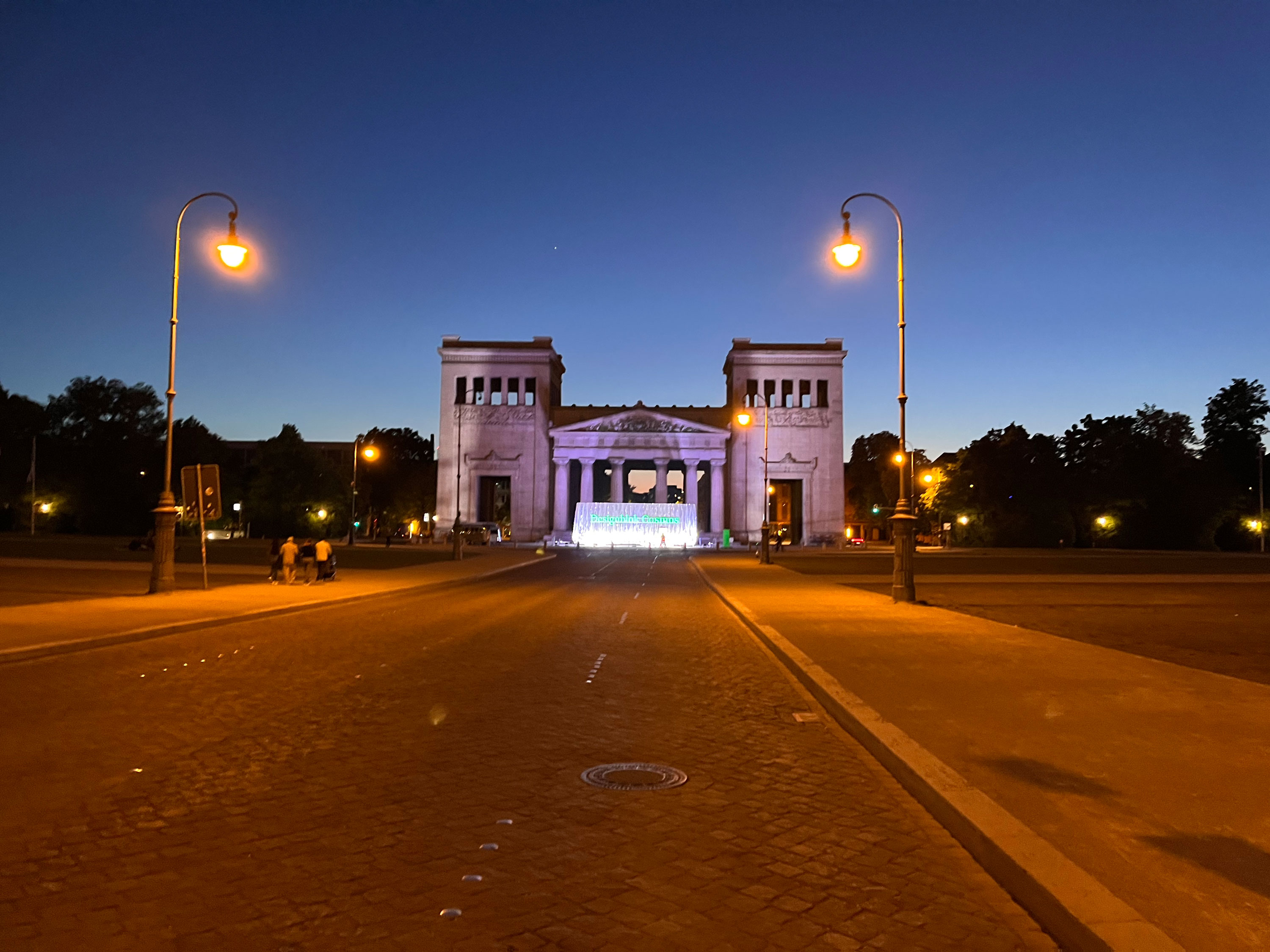 Großes Gebäude mit Säulen und Straßenlaterne.