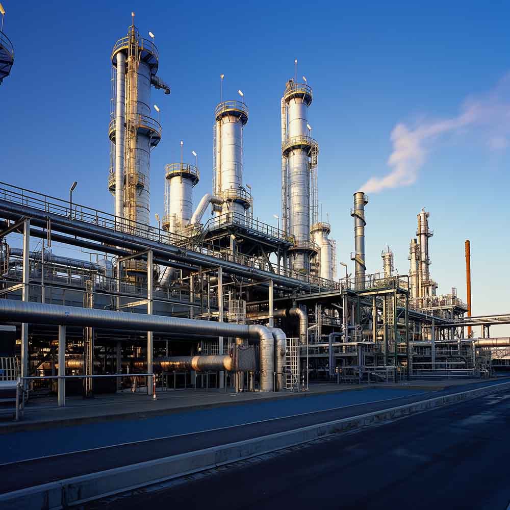 KI-generiertes Bild einer modernen Industrieanlage mit Rohrsystemen