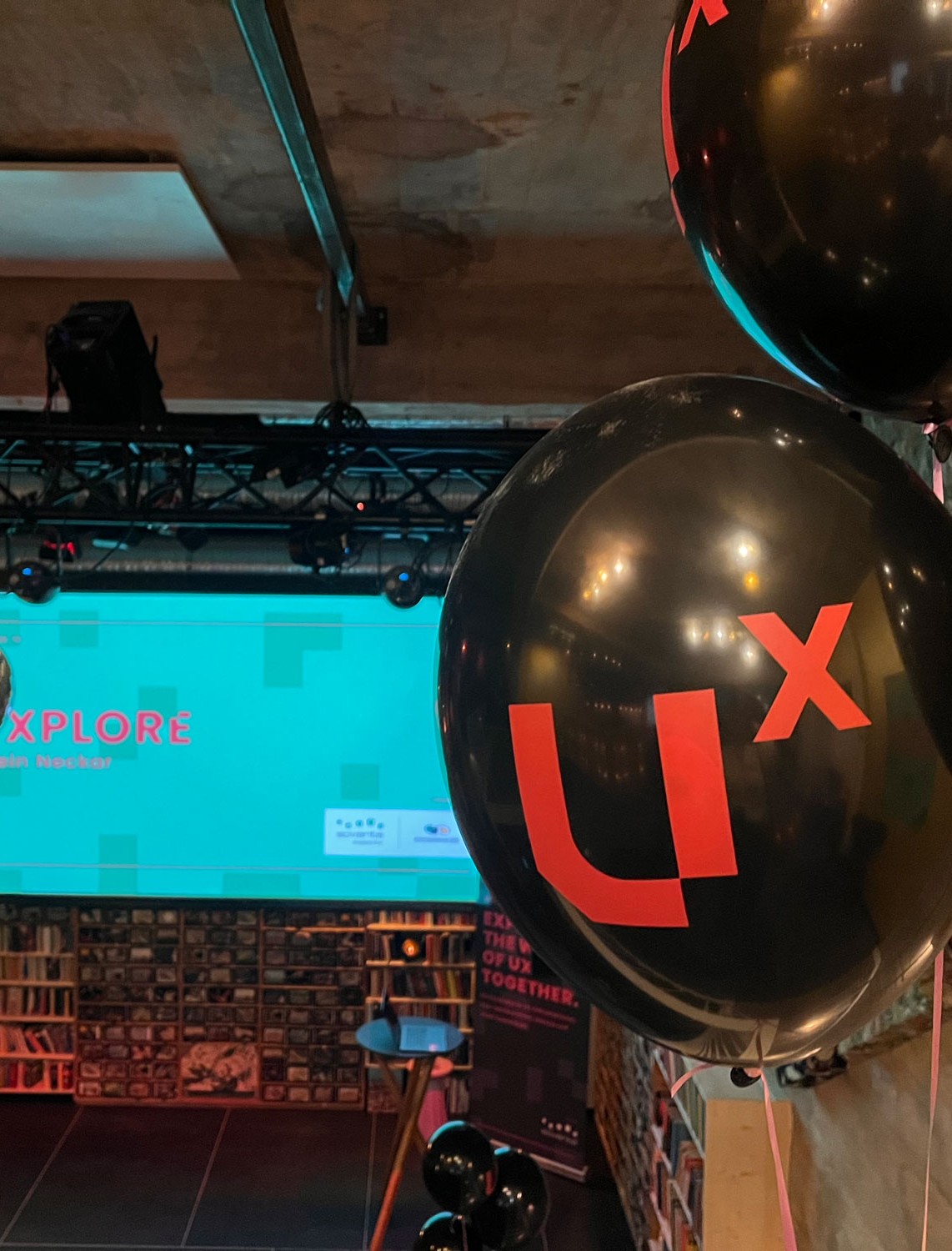 Ein großer Luftballon mit dem Logo von UXPLORE vor der Bühne.