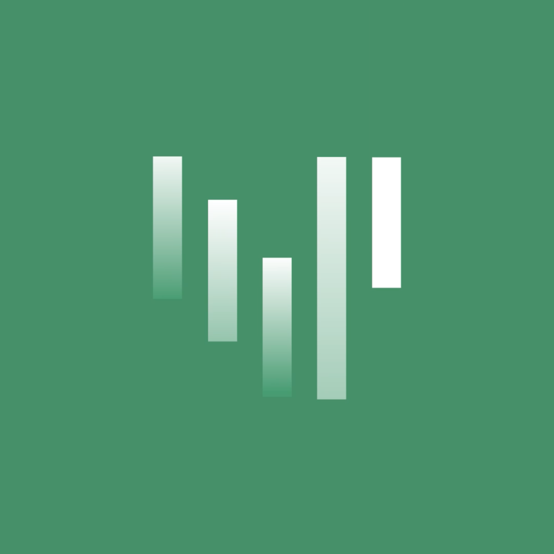 Das Bild zeigt eine Luftaufnahme einer weitläufigen Gebäudeanlage mit roten Ziegeldächern und weißen Fassaden, eingebettet in eine grüne, waldreiche Landschaft. Die Anlage besteht aus mehreren miteinander verbundenen Gebäudeflügeln, die einen rechteckigen Innenhof bilden. Rund um die Gebäude befinden sich Bäume, Wiesen und kleinere Straßen mit geparkten Autos. Im Hintergrund ist ein großer See sichtbar, dessen Ufer von dichtem Wald gesäumt ist. Einzelne kleinere Häuser und Villen liegen verstreut zwischen den Bäumen in Seenähe. Die Szenerie wirkt ruhig, idyllisch und naturnah, mit der Kombination aus historischer Architektur und üppiger Natur.