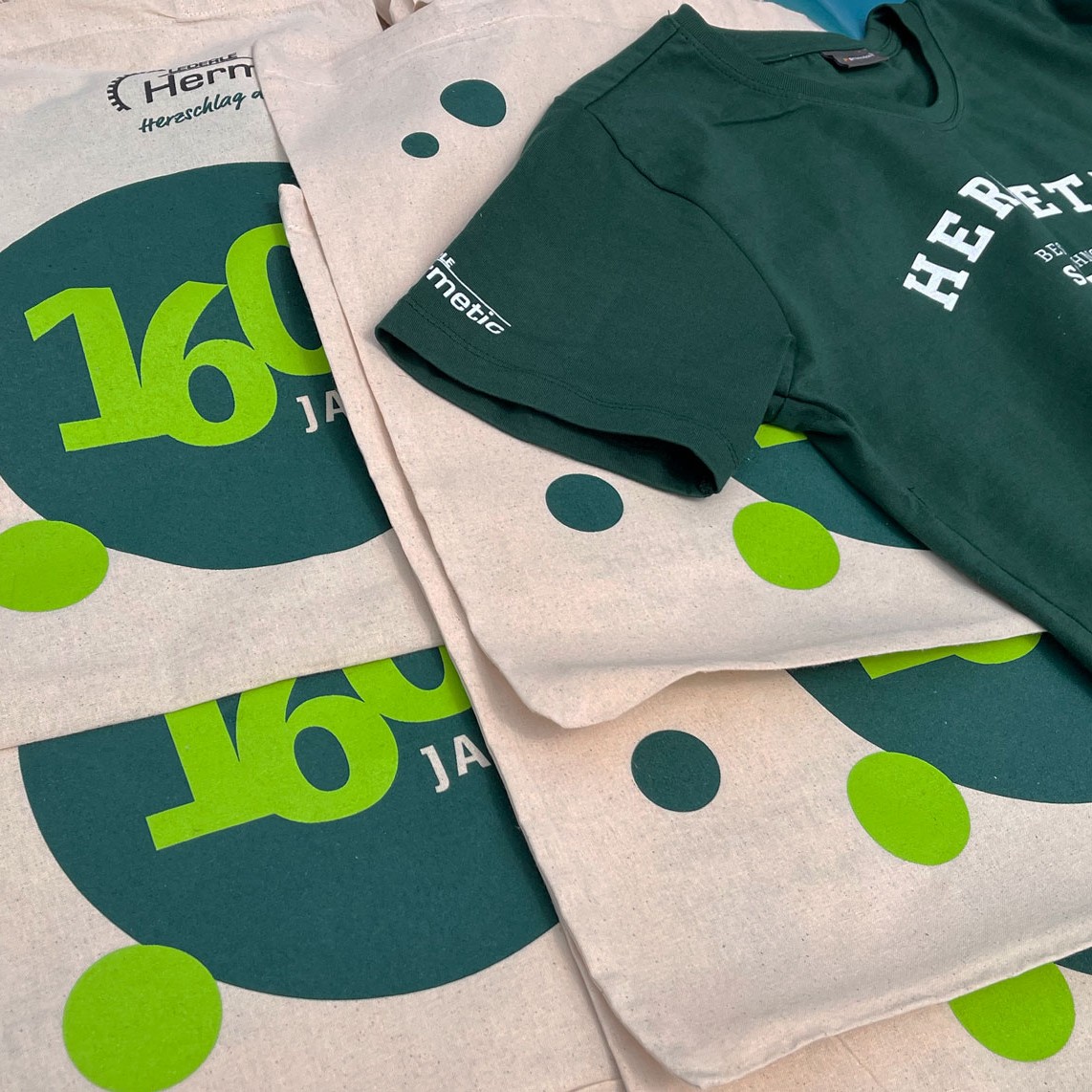Taschen und T-Shirts mit Jubilumsdesign