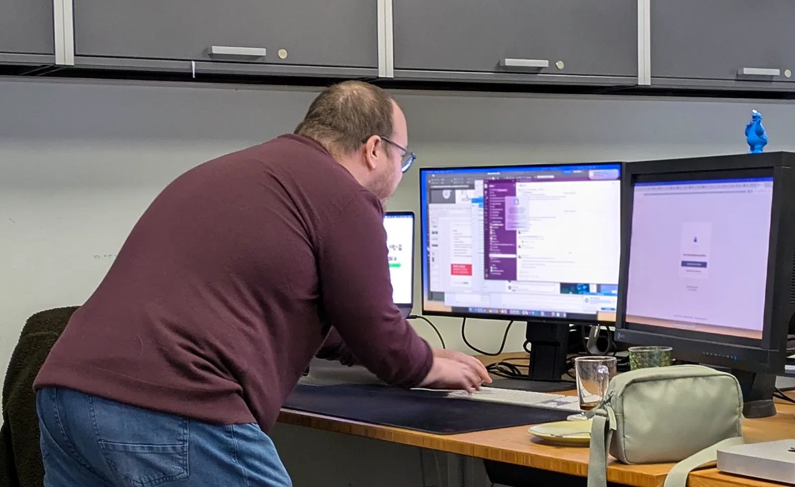 Ein Mitarbeiter nutzt einen ungesperrten Bürorechner und bereitet einen typischen ahorn-Datenschutzstreich am Arbeitsplatz vor